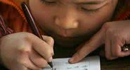 Imagem ilustrativa de criança estudando na China - Getty Images