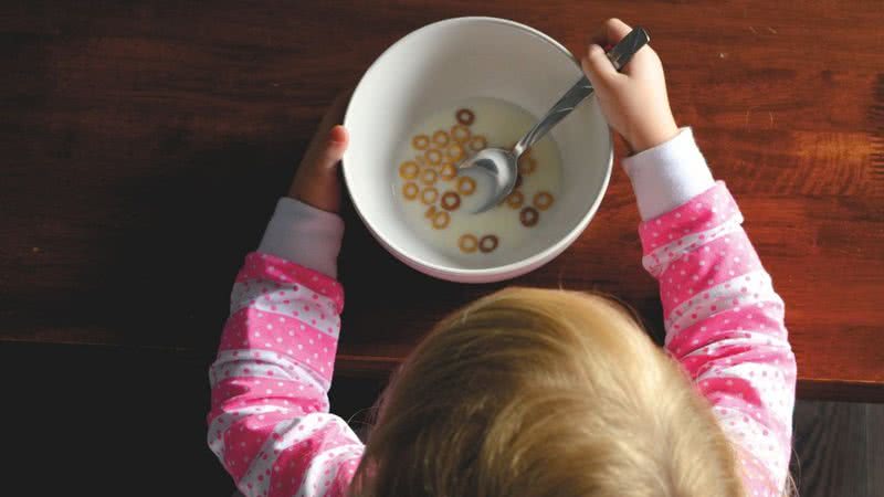 Imagem ilustrativa de criança comendo