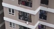 Criança pendurada no 12º andar de um prédio no Vietnã - Divulgação