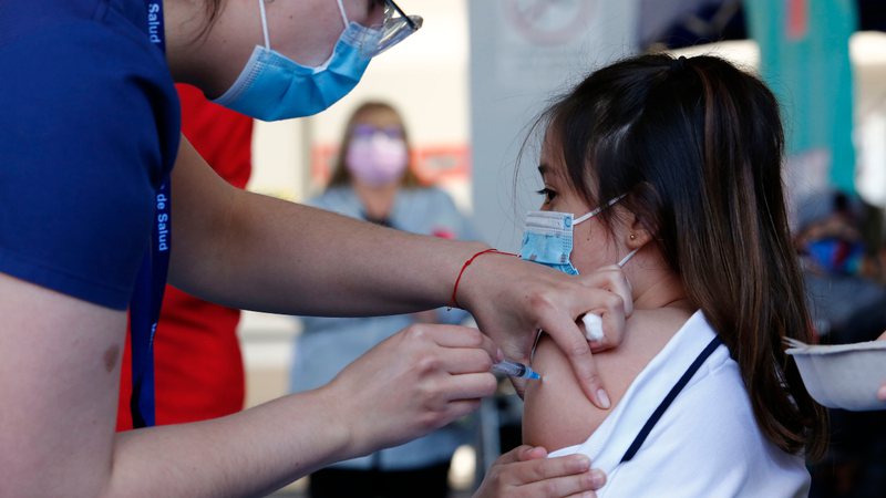 Imagem meramente ilustrativa de criança sendo vacinada