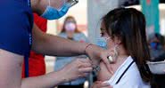 Imagem meramente ilustrativa de criança sendo vacinada - Getty Images