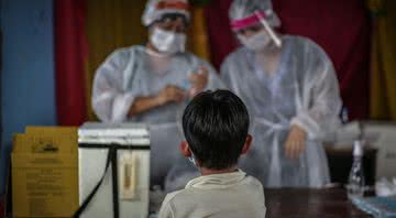 Imagem ilustrativa de vacina e criança - Getty Images