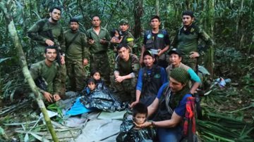 Fotografia do momento em que as crianças foram encontradas - Divulgação/Forças Militares da Colômbia