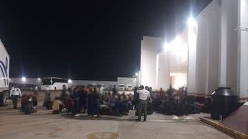 Polícia do México junto com os migrantes encontrados no caminhão - Divulgação/Instituto Nacional de Migración/Gobierno de México