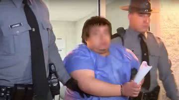 Criminoso sendo escoltado por oficiais - Divulgação/ Youtube/ 10 Tampa Bay