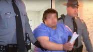 Criminoso sendo escoltado por oficiais - Divulgação/ Youtube/ 10 Tampa Bay