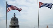 Bandeiras de Cuba e dos Estados Unidos hasteadas - Getty Images