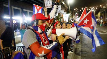 Cubanos-americanos durante manifestações em Tampa, em apoio aos manifestantes em Cuba - Getty Images