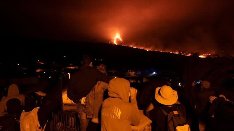 Habitantes observam explosão do Cumbre Vieja - Getty Images