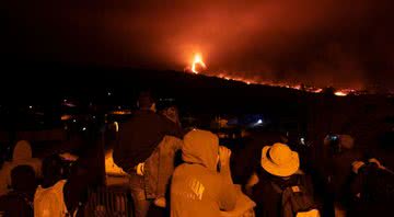 Habitantes observam explosão do Cumbre Vieja - Getty Images