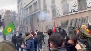 Manifestação contra o assassinato de 3 curdos acaba em confusão em Paris - Reprodução/YouTube/EuroNews