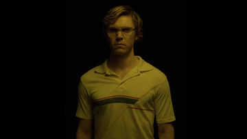 Evan Peter como Jeffrey Dahmer, em série - Divulgação / Netflix