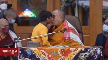 Dalai Lama em vídeo polêmico - Reprodução/Vídeo