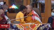 Dalai Lama em vídeo polêmico - Reprodução/Vídeo