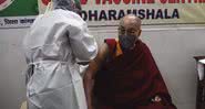 O líder espiritual tibetano recebe a vacina - Divulgação / YouTube / Dalai Lama