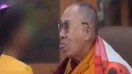 Dalai Lama durante situação polêmica - Divulgação / Redes sociais