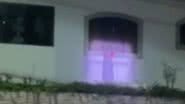 Boneco de pano pendurado em janela - Reprodução/Video