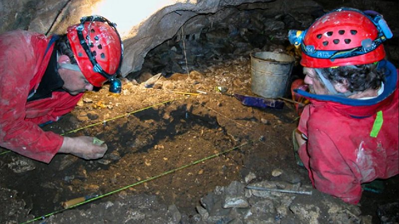 Pesquisadores explorando a caverna