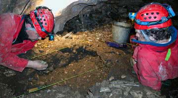 Pesquisadores explorando a caverna - Divulgação/ Instituto Hakai