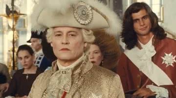 Johnny Depp como o rei Luís XV - Reprodução/Vídeo