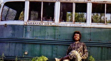 Christopher McCandless, em frente ao ônibus - Wikimedia Commons