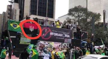 Imagem mostra a bandeira rubro-negra de grupo neonazista - Divulgação