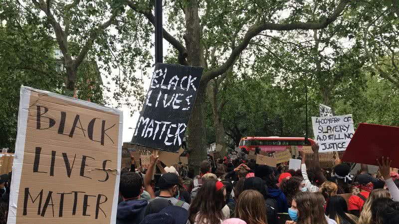 Manifestantes em Londres - Wikimedia Commons