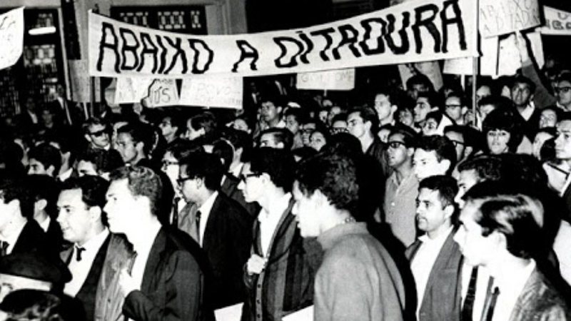 Imagem de manifestantes durante o período militar