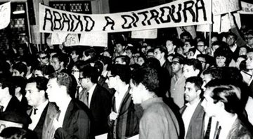 Imagem de manifestantes durante o período militar - Wikimedia Commons