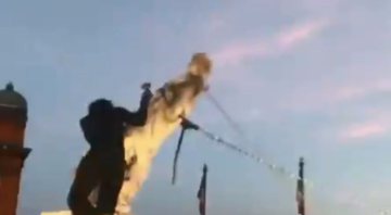 Estátua de Colombo sendo derrubada nos EUA - Divulgação/Twitter