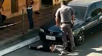 Policial pisando no pescoço da comerciante - Divulgação/TV Globo/Fantástico