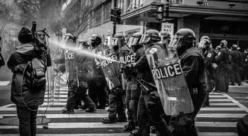 Imagem ilustrativa de policiais durante manifestações - Pixabay