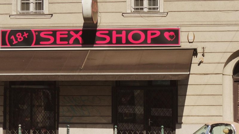Imagem ilustrativa da fachada de uma sex shop - Unsplash