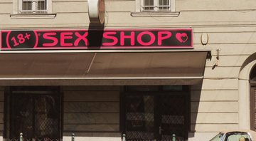 Imagem ilustrativa da fachada de uma sex shop - Unsplash
