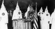 Uma reunião da KKK em Chicago, na década de 1920 - Wikimedia Commons