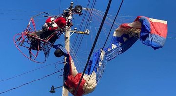 Fotografia de Papai Noel enroscado na rede elétrica - Divulgação/ Twitter