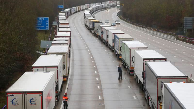 Fotografia de fila de caminhões presos dentro do Reino Unido - Divulgação