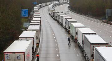 Fotografia de fila de caminhões presos dentro do Reino Unido - Divulgação