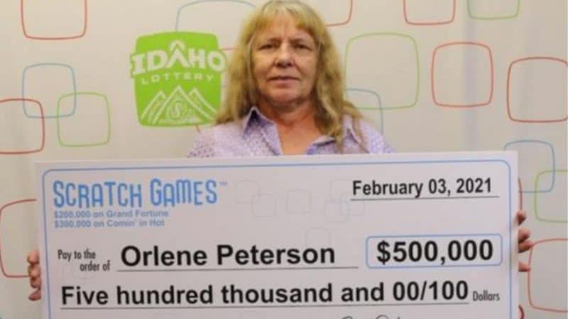 Fotografia de Orlene com um de seus prêmios - Divulgação / Loteria de Idaho