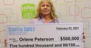 Fotografia de Orlene com um de seus prêmios - Divulgação / Loteria de Idaho