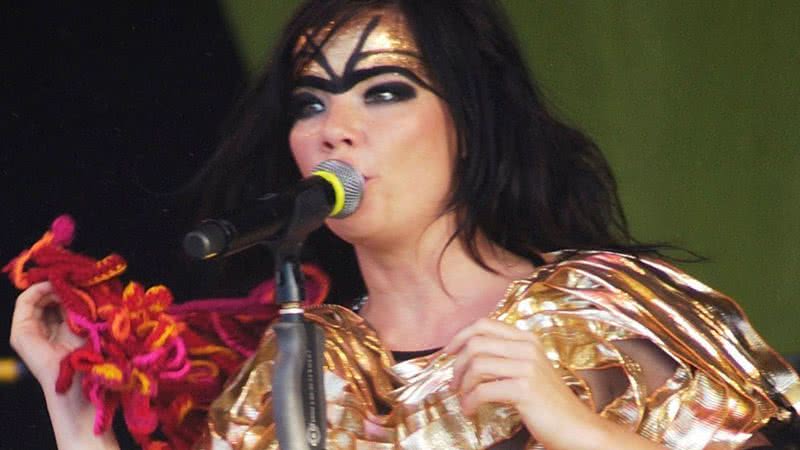 Fotografia de Björk durante show - Wikimedia Commons