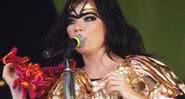 Fotografia de Björk durante show - Wikimedia Commons
