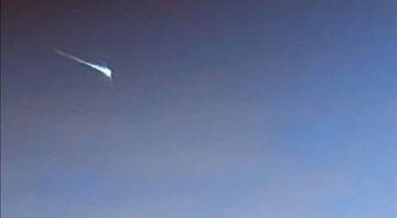Fotografia mostrando meteoro, cuja luz foi visível mesmo durante o dia - Divulgação