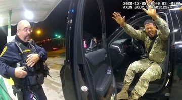 Trecho do vídeo com o policial Joe Gutierrez à esquerda e o militar à direita - Divulgação / Youtube