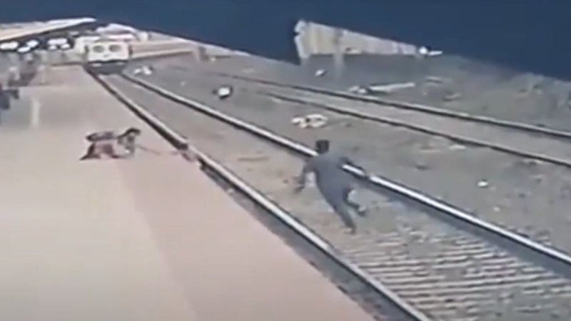 Trecho do vídeo em que o funcionário se aproxima correndo para resgatar criança - Divulgação / Youtube