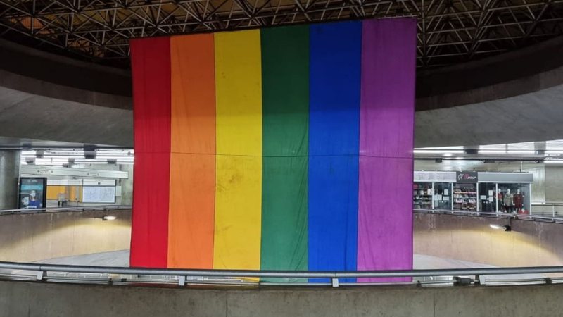 Fotografia de bandeira LGBT exibida na Estação da Sé - Divulgação / Secretaria dos Transportes Metropolitanos