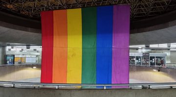 Fotografia de bandeira LGBT exibida na Estação da Sé - Divulgação / Secretaria dos Transportes Metropolitanos