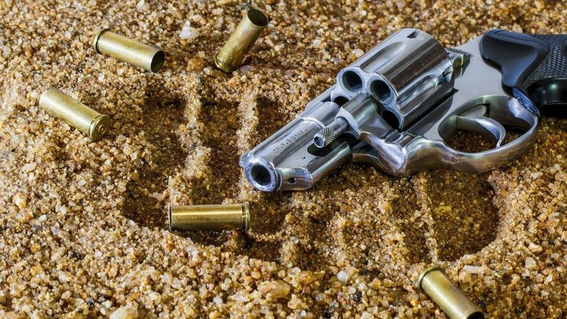 Fotografia meramente ilustrativa de revólver e balas - Divulgação / Pixabay