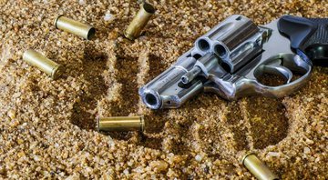 Fotografia meramente ilustrativa de revólver e balas - Divulgação / Pixabay