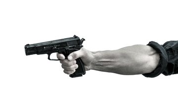 Imagem meramente ilustrativa de homem segurando revólver - Divulgação / Pixabay